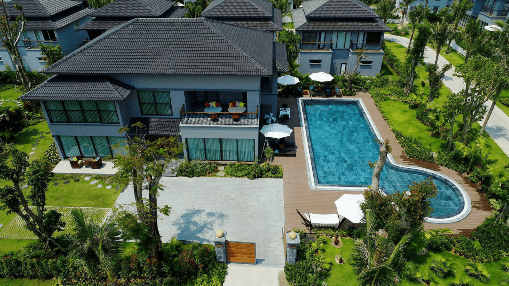 Bird's eye view of a house with swimming pool