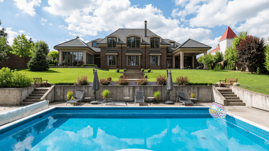 House's backyard with swimming pool